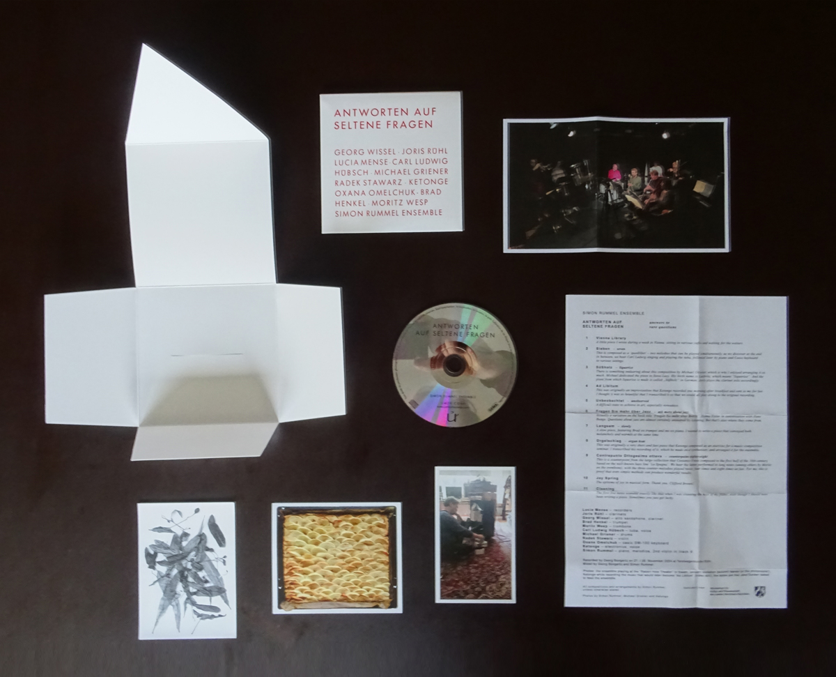 A photo of the unfolded CD Antworten with all the Photos and the CD which are inside.